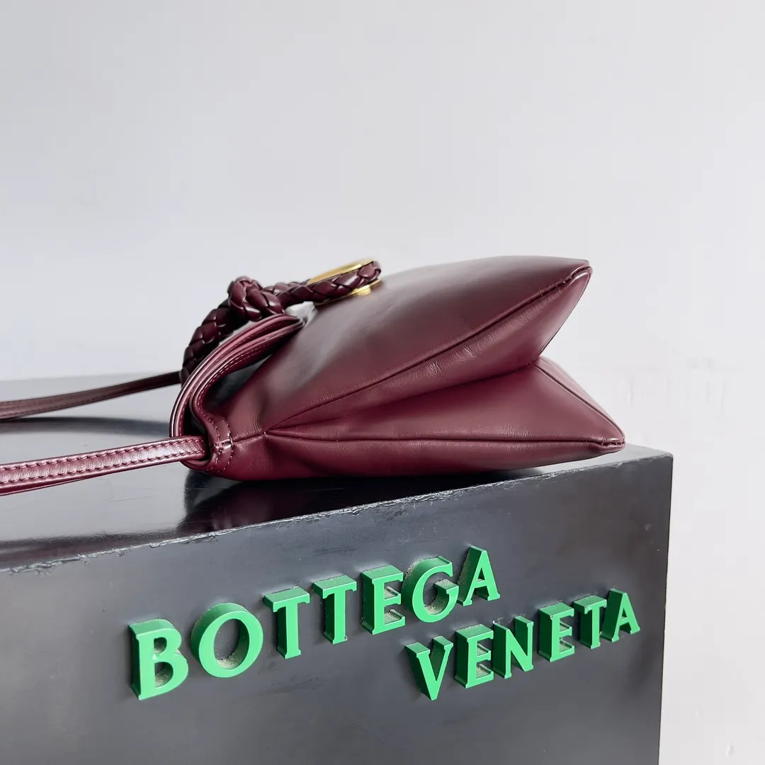 Batch 1520 Inspired by the 1970s, the Bottega Veneta women's logo shoulder bag has a smooth leather surface that brings a clean and handsome feel, just like the neatness and tenacity of a working woman. The front buckle has high-quality hardware pendant body, the overall retro elegance, and the excellent leather feels soft. This Bottega Veneta series can be described as beautiful, weakening the complexity of the outfit, not competing for it, and only using the best quality to interpret itself. Style number: 806030 (small size) Size: 27*16*6cm